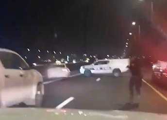 מנסה לברוח מהניידות