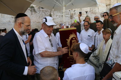 רון חולדאי עם ספר התורה