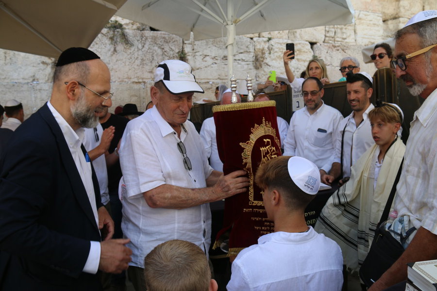רון חולדאי עם ספר התורה