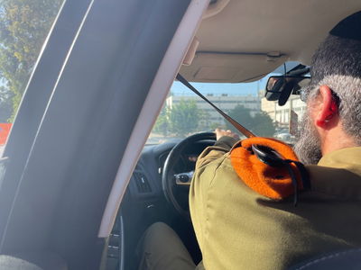 אחד הצדיקים לוקח אותנו שאטל בתוך הבסיס