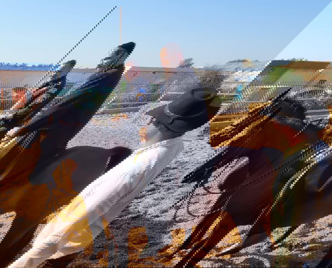 תיעוד משעשע: ראש העיר ומפכ"ל המשטרה חנכו חווה טיפולית באלעד - ברכיבה על סוס