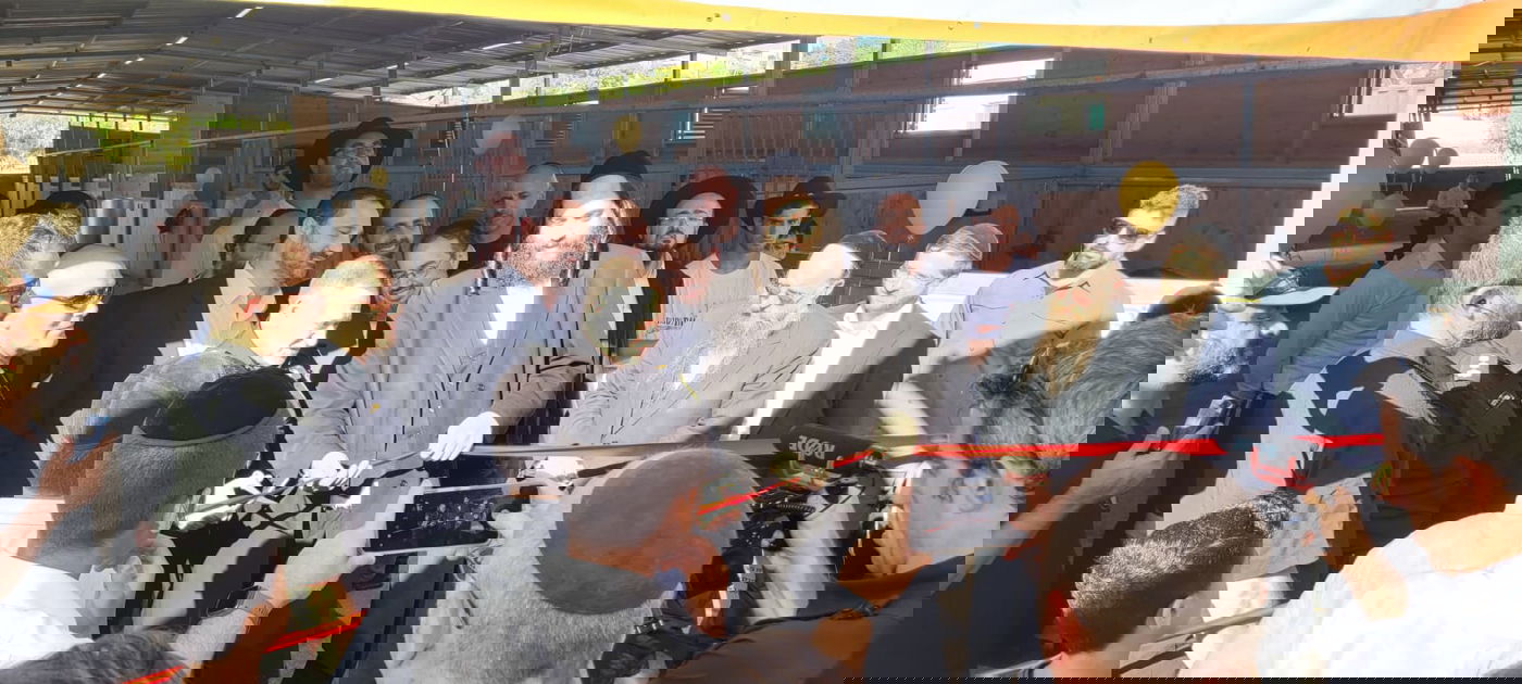 תיעוד משעשע: ראש העיר ומפכ"ל המשטרה חנכו חווה טיפולית באלעד - ברכיבה על סוס