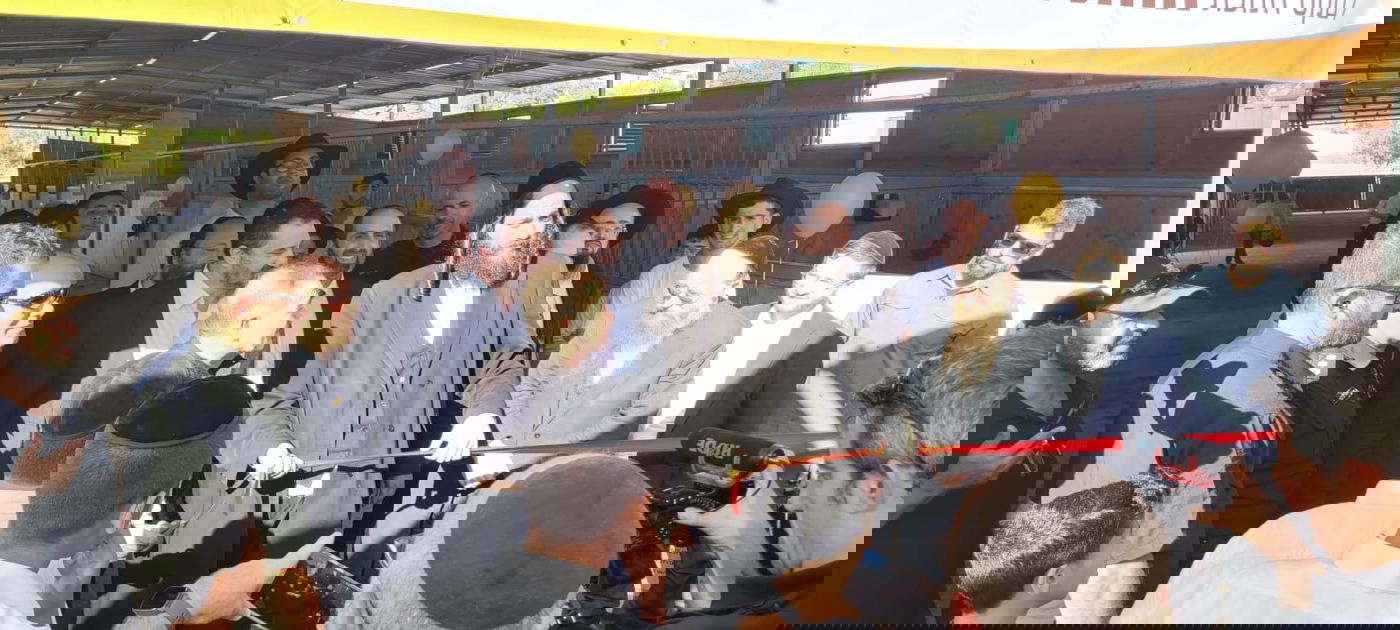 תיעוד משעשע: ראש העיר ומפכ"ל המשטרה חנכו חווה טיפולית באלעד - ברכיבה על סוס