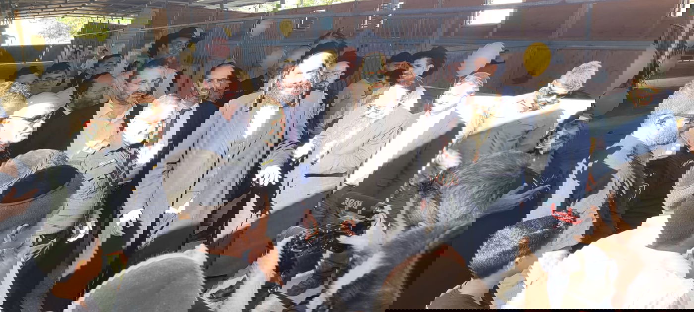 תיעוד משעשע: ראש העיר ומפכ"ל המשטרה חנכו חווה טיפולית באלעד - ברכיבה על סוס