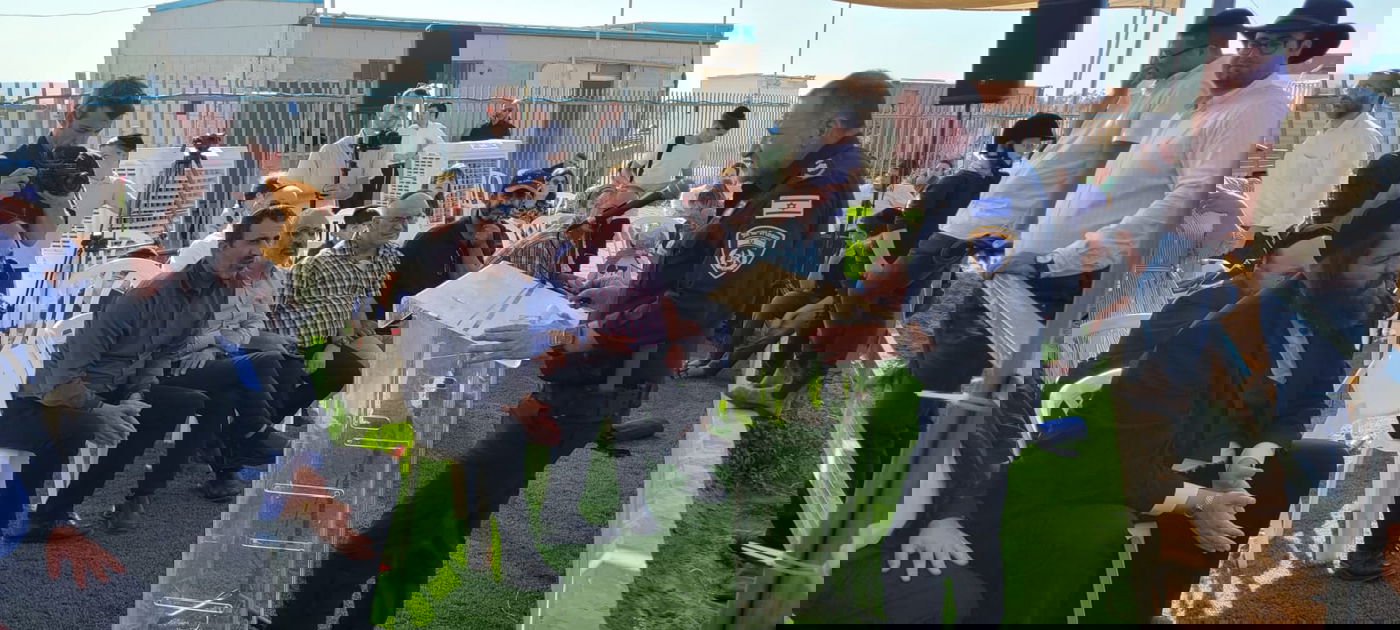 תיעוד משעשע: ראש העיר ומפכ"ל המשטרה חנכו חווה טיפולית באלעד - ברכיבה על סוס