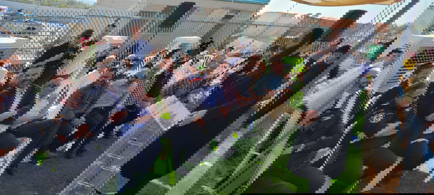 תיעוד משעשע: ראש העיר ומפכ"ל המשטרה חנכו חווה טיפולית באלעד - ברכיבה על סוס