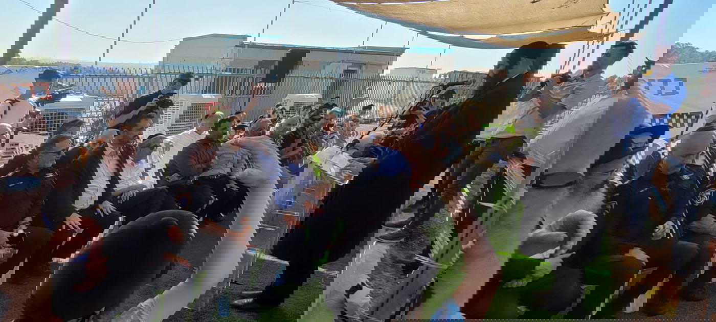 תיעוד משעשע: ראש העיר ומפכ"ל המשטרה חנכו חווה טיפולית באלעד - ברכיבה על סוס