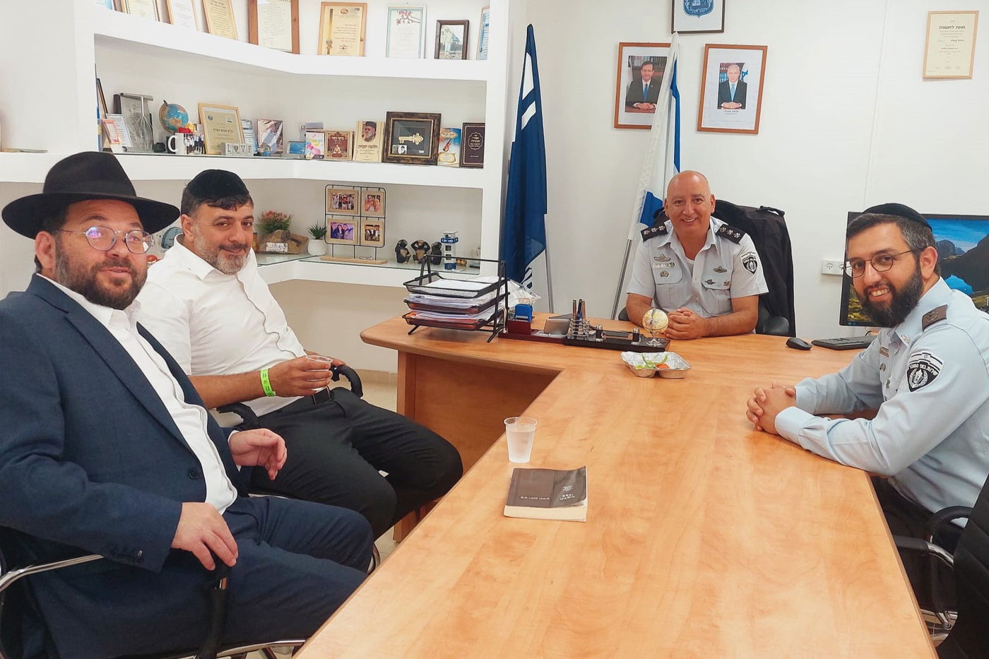 כותב השורות בישיבת העבודה עם המפקד, רב הכלא והרב סבח