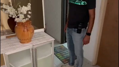 צפו בתיעוד: מה גילו השוטרים בדירת מסתור בנתניה?