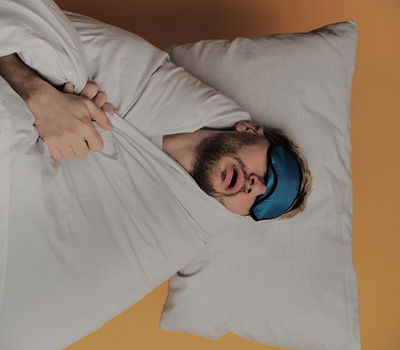 "מי הזיז את הכרית שלי" | בחור ישן | אילוסטרציה - למצולם יש קשר ישיר לנאמר בכתבה אך הוא לעולם לא ידע על זה כי הוא ישן