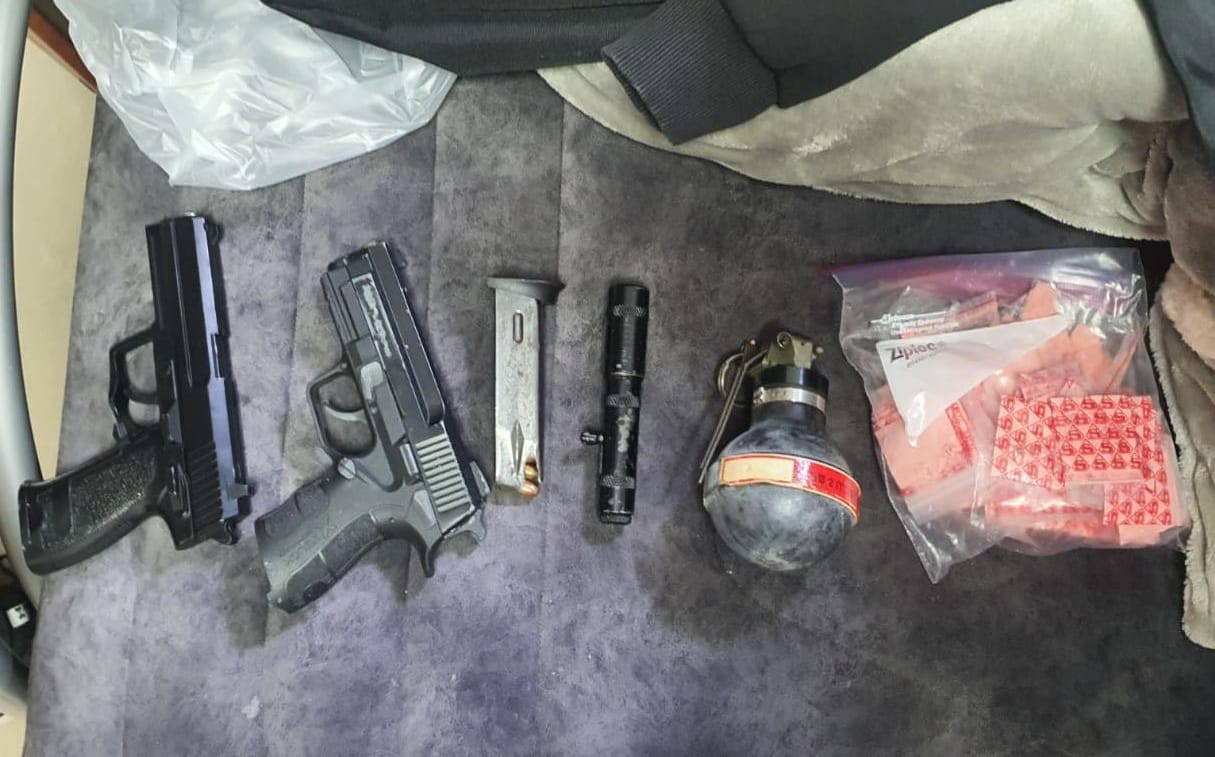 מסכות פנים, נשק וסמים נתפסו בביתו של נער בן 17 | תיעוד