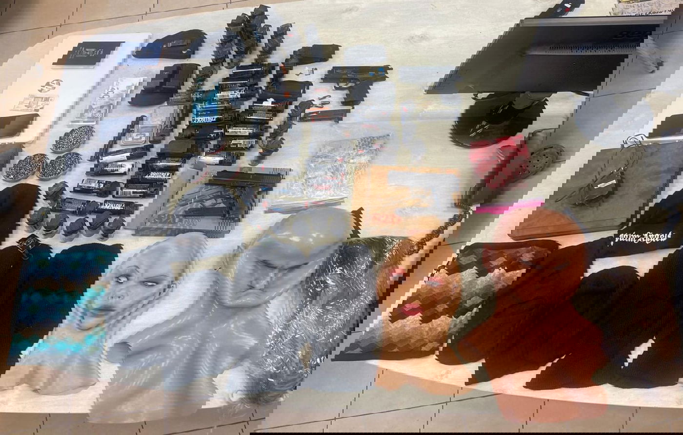 מסכות פנים, נשק וסמים נתפסו בביתו של נער בן 17 | תיעוד