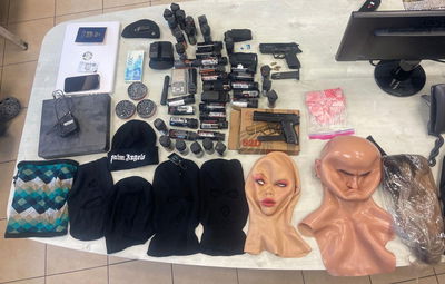 מסכות פנים, נשק וסמים נתפסו בביתו של נער בן 17 | תיעוד