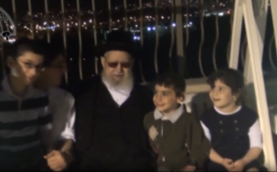 מפעים: מרן הגר"ע יוסף זצ"ל לומד עם נכדיו במרפסת ביתו