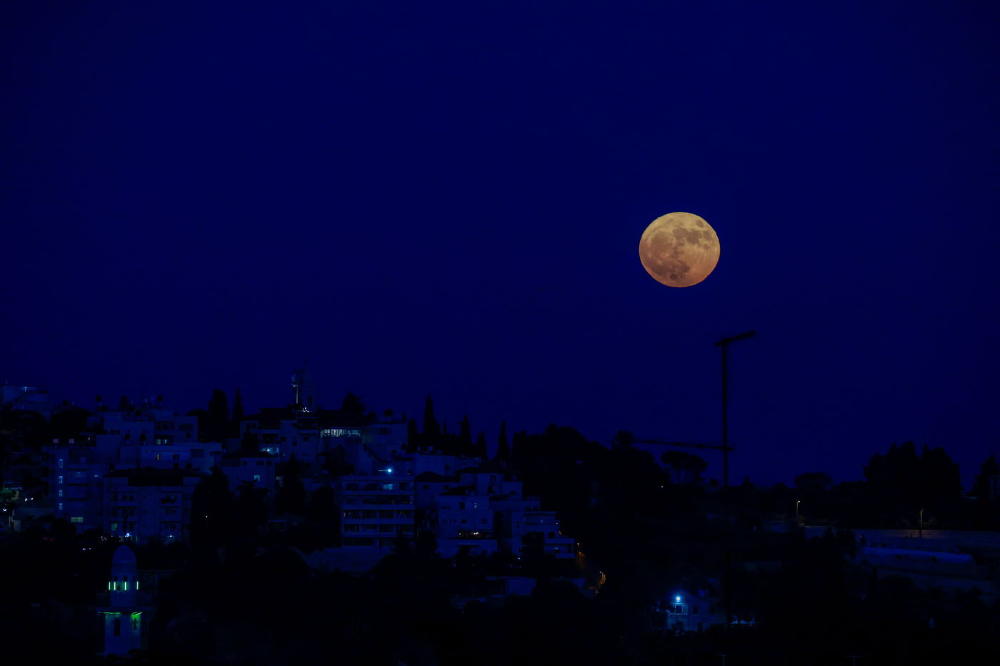 הירח המלא מעל ירושלים, הלילה