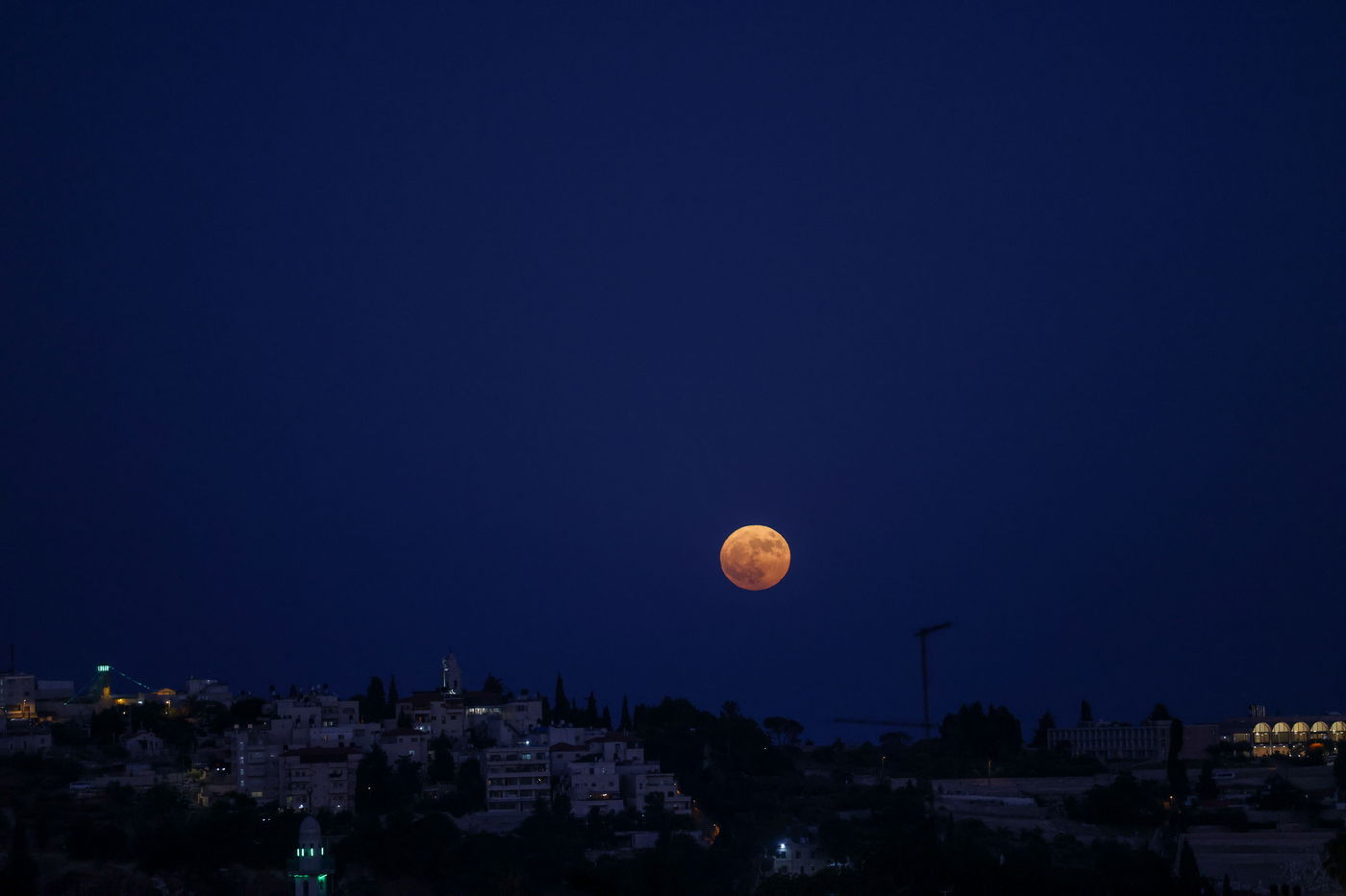 הירח המלא מעל ירושלים, הלילה