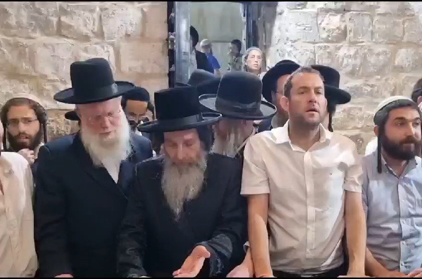 התפילה בקבר יוסף, הלילה