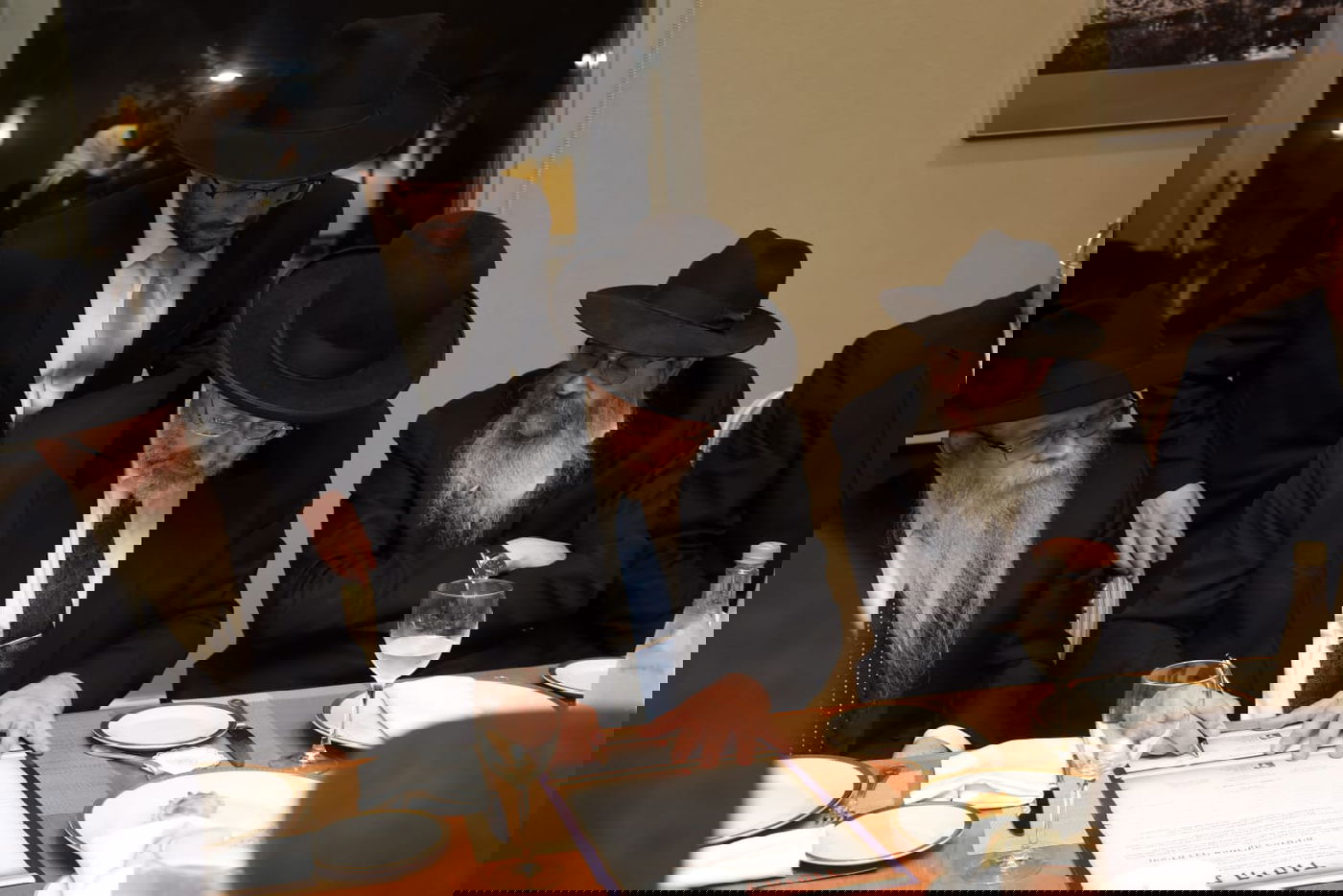 חתימת מגילת היסוד על ידי הרב הראשי