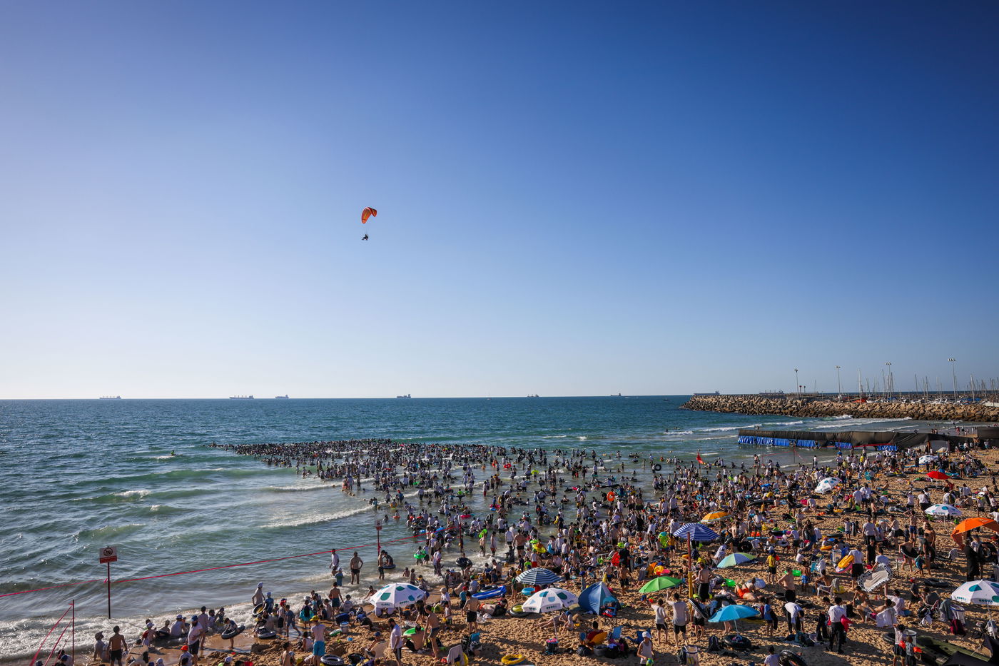 העומס הקיצוני בחוף הנפרד בעיר אשדוד, כך זה נראה