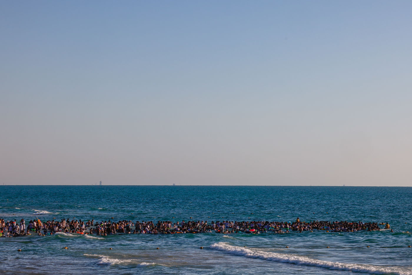 העומס הקיצוני בחוף הנפרד בעיר אשדוד, כך זה נראה