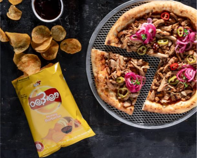 מה קורה כשפיצה ותפוצ'יפס בטעם ברבקיו ודבש נפגשים?