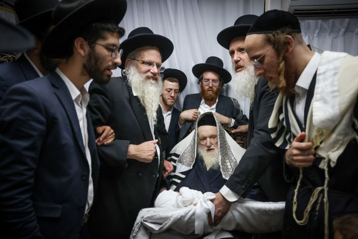 ביום אחד: ברית והנחת תפילה לבני נכדו של הגר"מ שטרנבוך