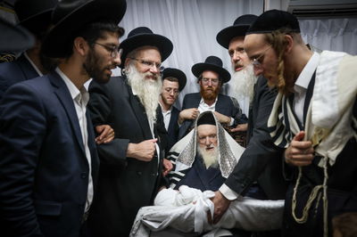 ביום אחד: ברית והנחת תפילה לבני נכדו של הגר"מ שטרנבוך