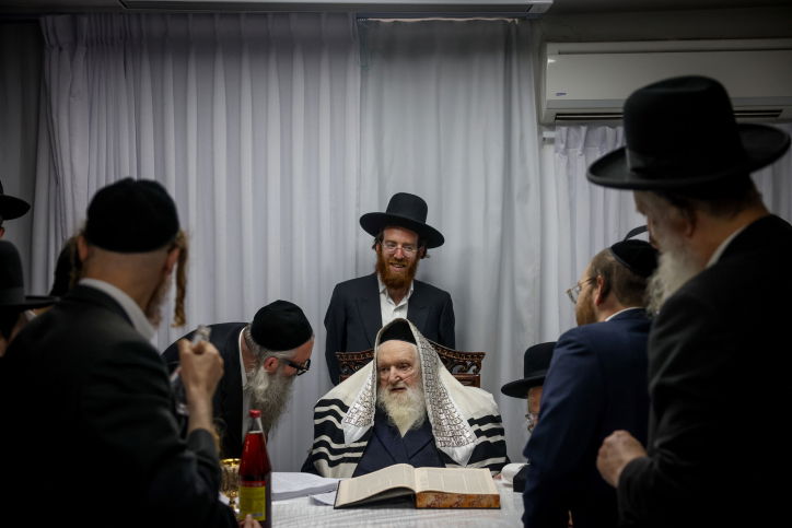 ביום אחד: ברית והנחת תפילה לבני נכדו של הגר"מ שטרנבוך