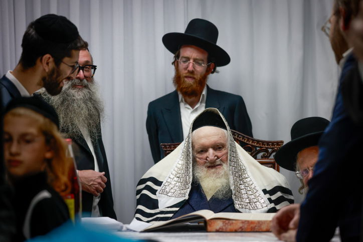 ביום אחד: ברית והנחת תפילה לבני נכדו של הגר"מ שטרנבוך