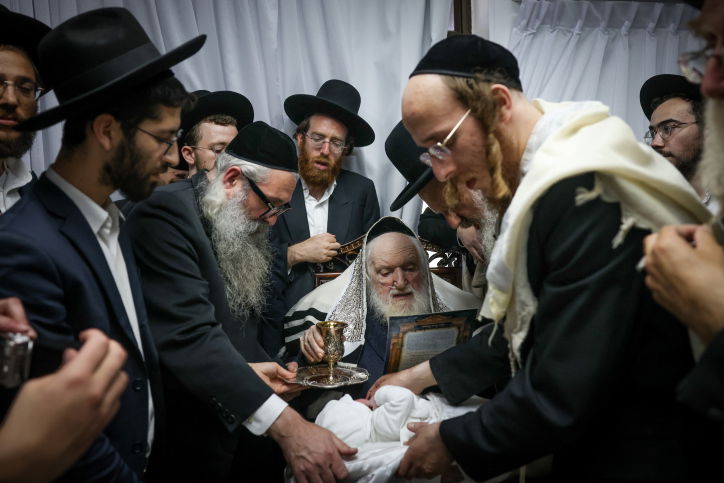 ביום אחד: ברית והנחת תפילה לבני נכדו של הגר"מ שטרנבוך