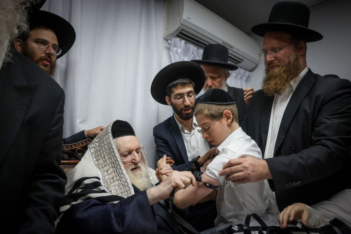 ביום אחד: ברית והנחת תפילה לבני נכדו של הגר"מ שטרנבוך