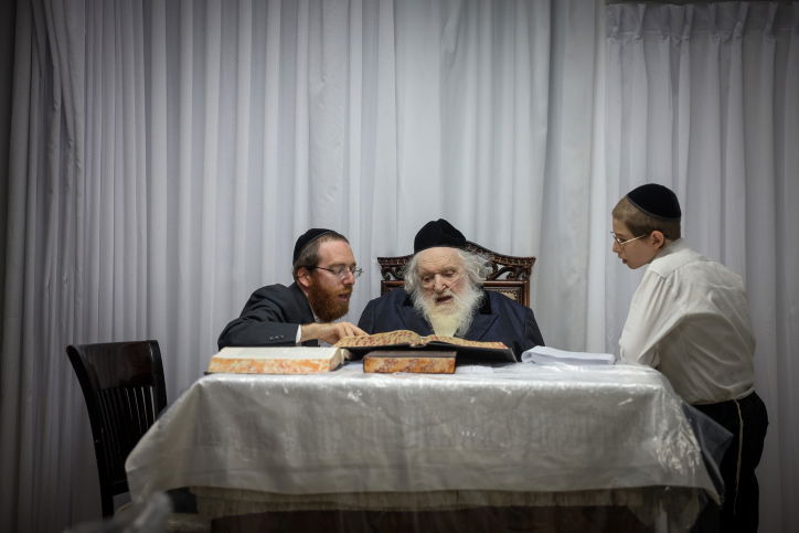 ביום אחד: ברית והנחת תפילה לבני נכדו של הגר"מ שטרנבוך