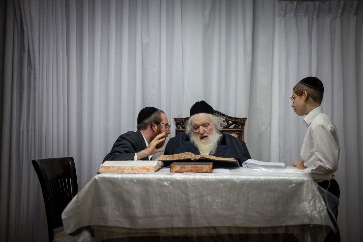 ביום אחד: ברית והנחת תפילה לבני נכדו של הגר"מ שטרנבוך