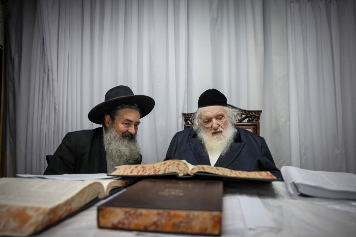 ביום אחד: ברית והנחת תפילה לבני נכדו של הגר"מ שטרנבוך