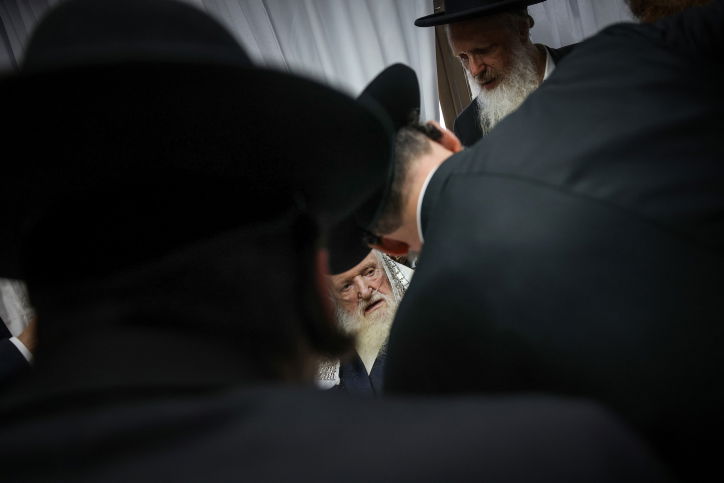 ביום אחד: ברית והנחת תפילה לבני נכדו של הגר"מ שטרנבוך