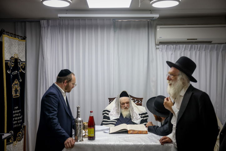 ביום אחד: ברית והנחת תפילה לבני נכדו של הגר"מ שטרנבוך