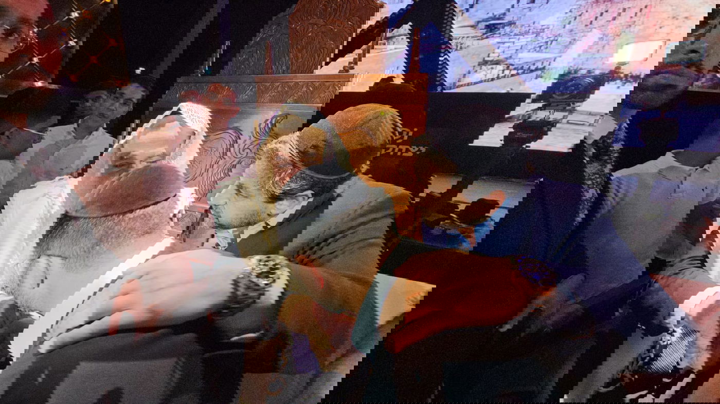 מזכה הרבים הרב יגאל כהן שימש סנדק בברית לנכדו | תיעוד