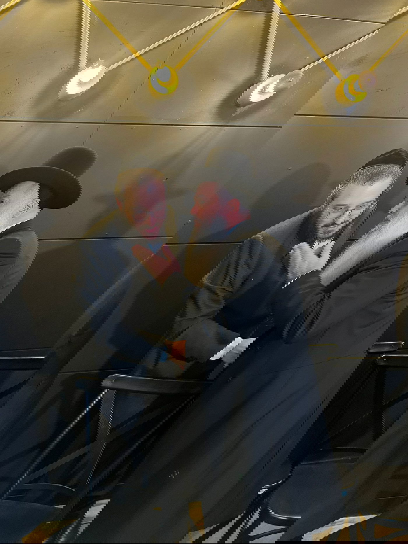 מזכה הרבים הרב יגאל כהן שימש סנדק בברית לנכדו | תיעוד