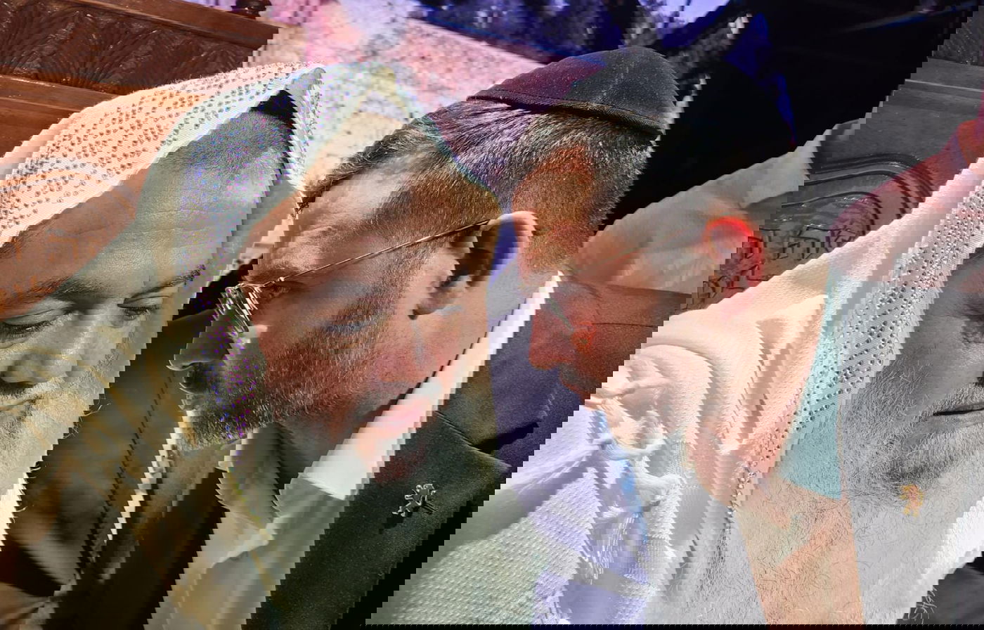 מזכה הרבים הרב יגאל כהן שימש סנדק בברית לנכדו | תיעוד