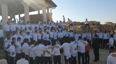 מאות בחורים "חוצניקים" הזילו דמעה בבית הכנסת העתיק בסוסיה