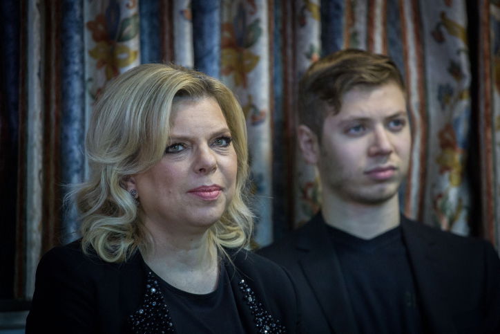 יאיר נתניהו, לצד אמו, שרה | ארכיון