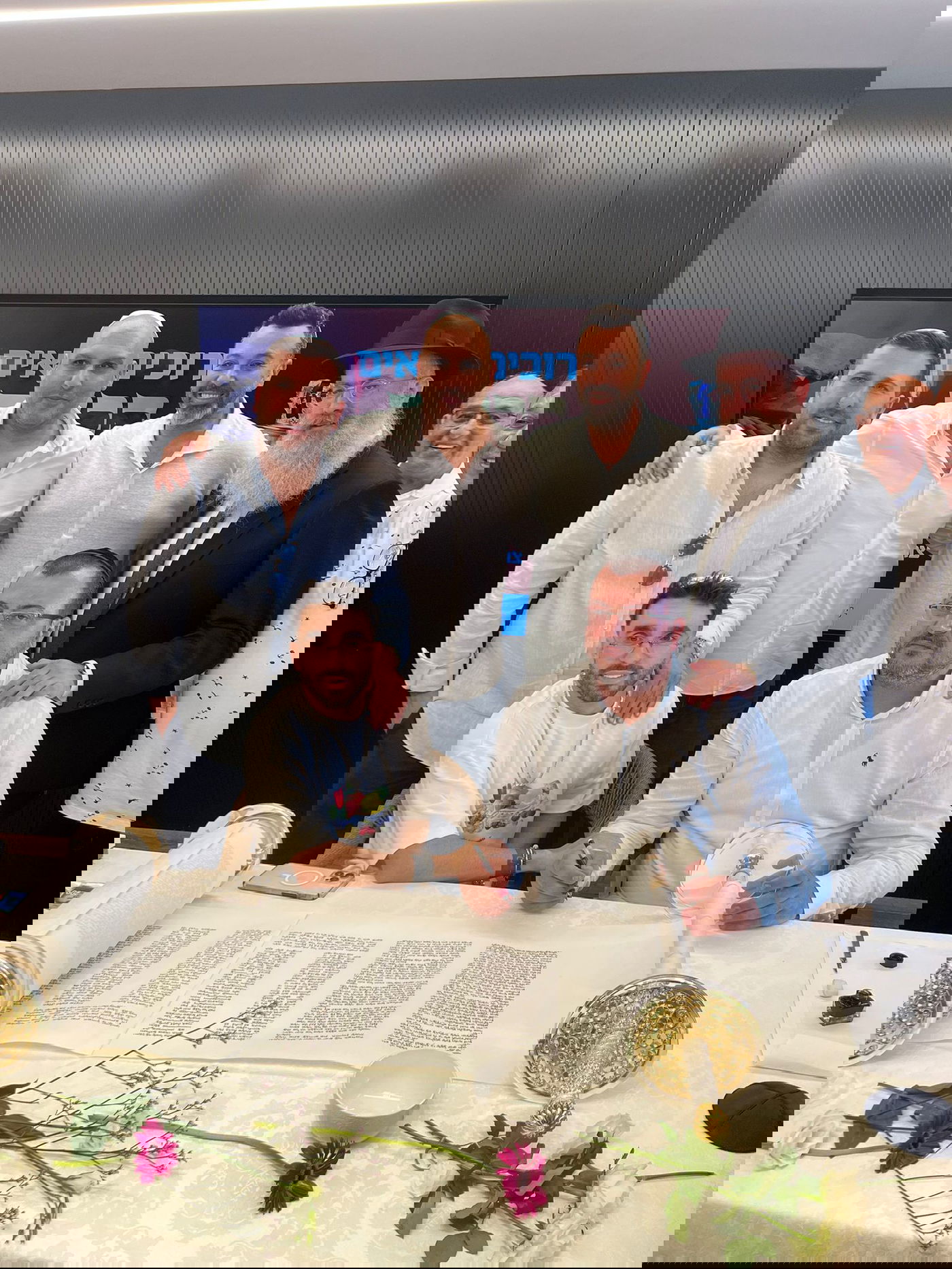 המוזיקאים שמתקרבים לדת תרמו ספר תורה ליחידה המובחרת • תיעוד