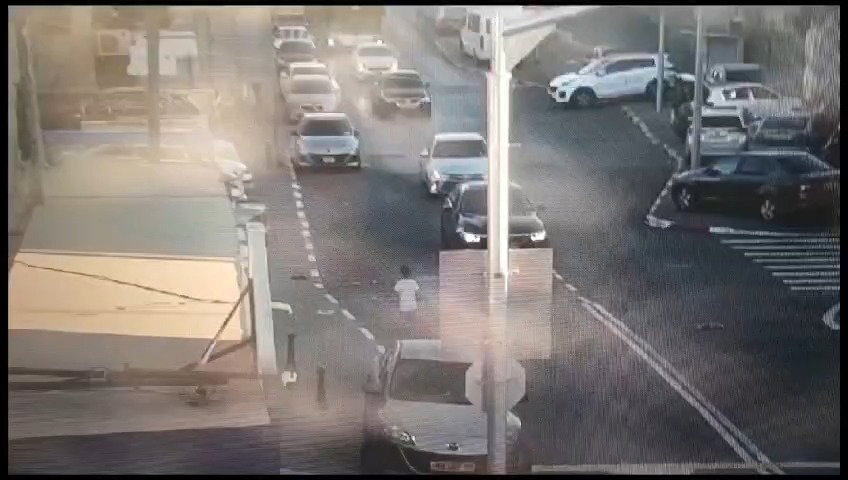 יידוי האבנים לעבר הרכב ומעצר החשוד על ידי השוטרים