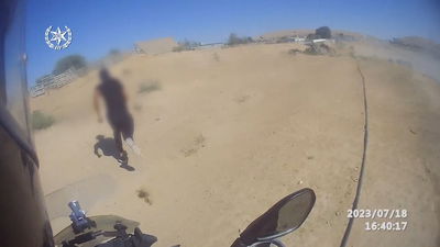 תיעוד דרמטי: החשוד בגניבת הרכב נמלט מהשוטרים | צפו