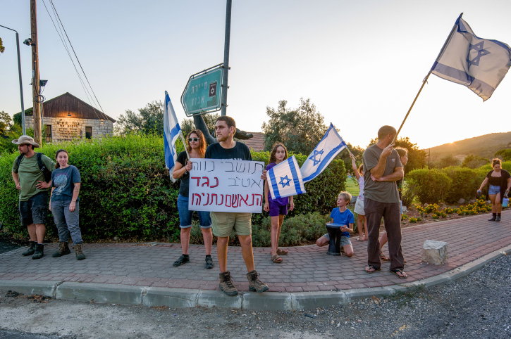 מפגינים נגד נתניהו בנווה אטיב