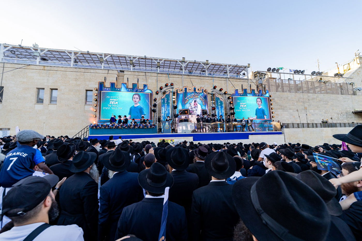 הכנסת ספר תורה הגדולה בעולם: 35,000 חגגו בכותל