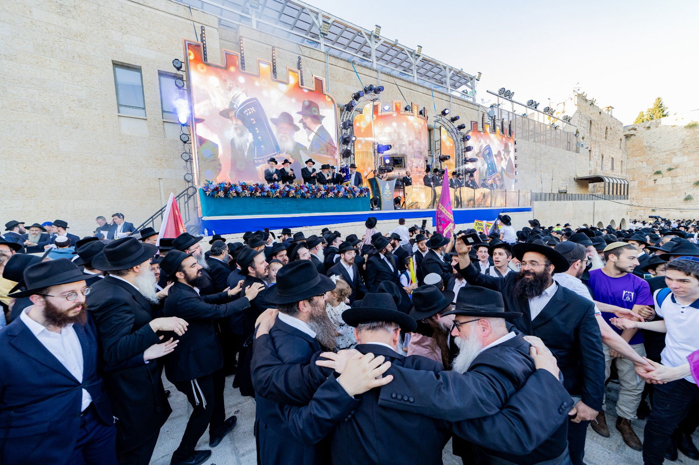 הכנסת ספר תורה הגדולה בעולם: 35,000 חגגו בכותל