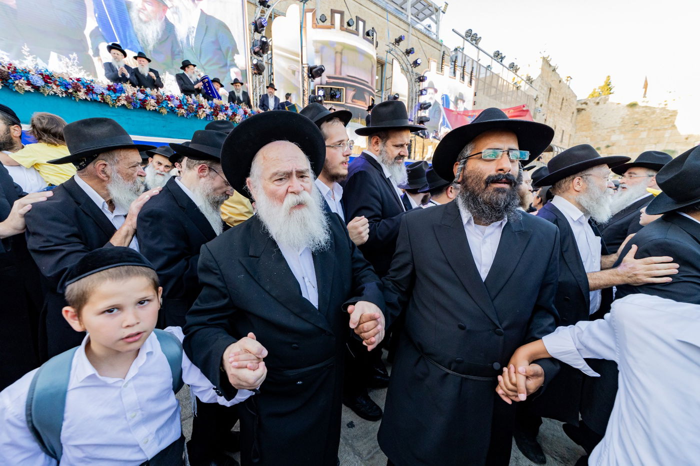 הכנסת ספר תורה הגדולה בעולם: 35,000 חגגו בכותל