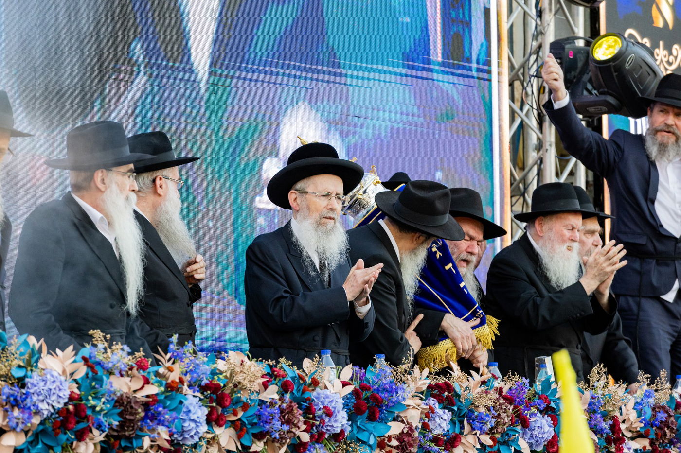הכנסת ספר תורה הגדולה בעולם: 35,000 חגגו בכותל