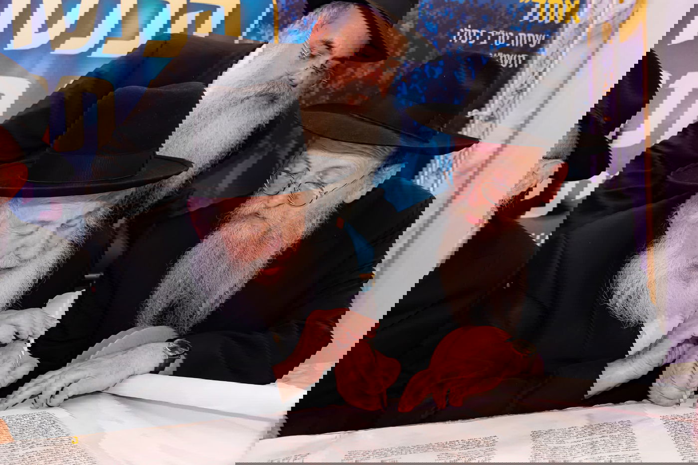 הכנסת ספר תורה הגדולה בעולם: 35,000 חגגו בכותל